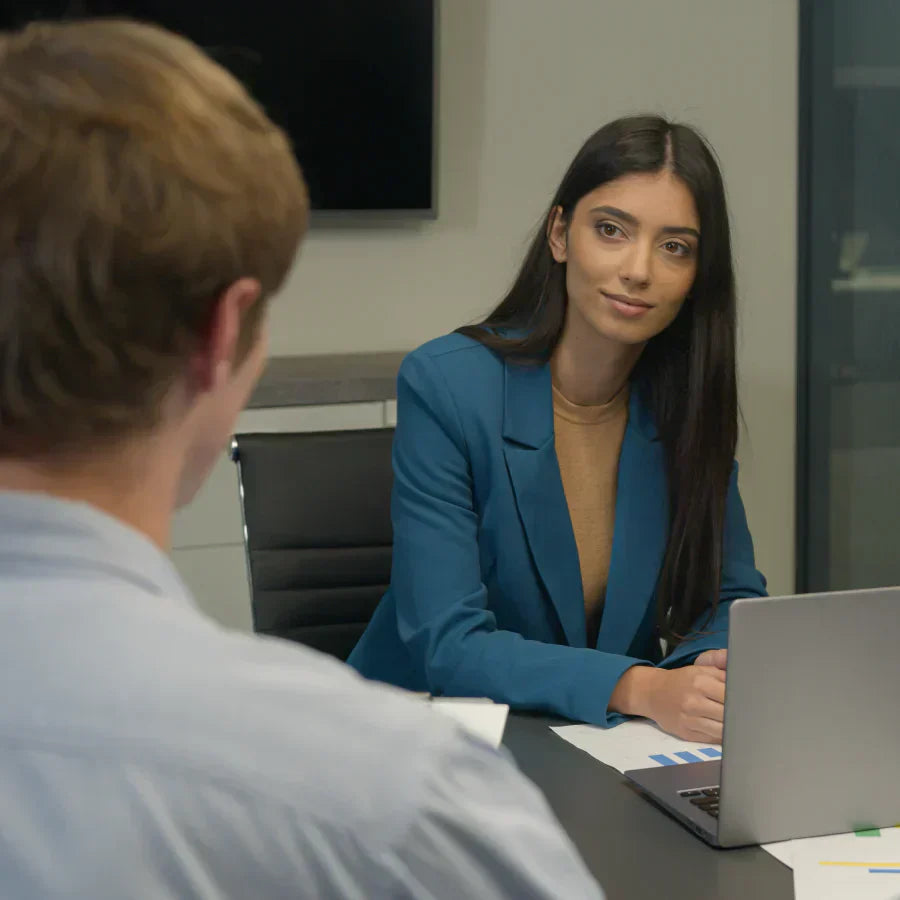 Aktives Zuhören für Teamleiter: 6 Tipps mit Beispielen für den Alltag