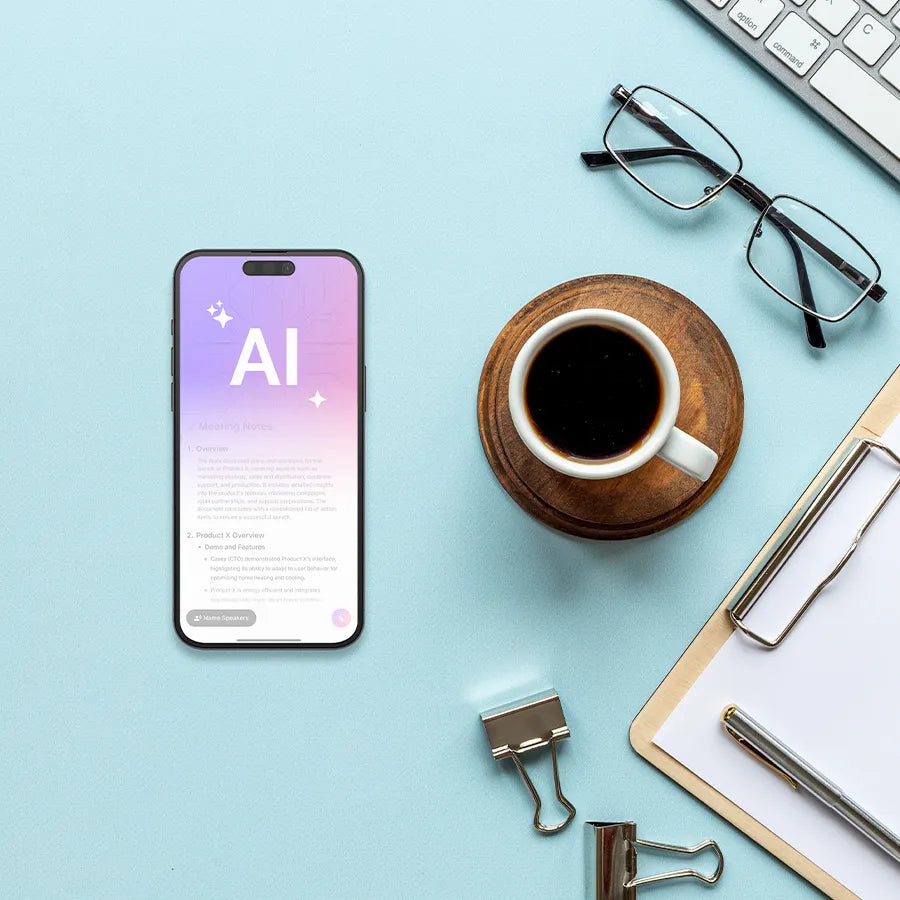 Plaud App auf einem Smartphone zeigt KI-Notizen in einer Büro-Umgebung mit Kaffee, Brille und Klemmbrett.