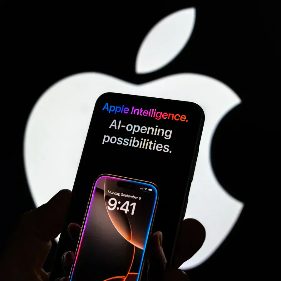 Smartphone-Display mit 'Apple Intelligence' Schriftzug vor einem großen Apple-Logo.
