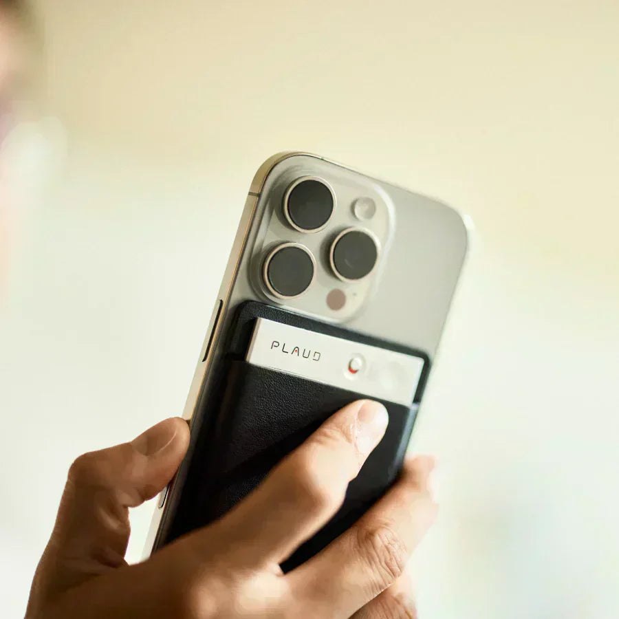 Smartphone mit Plaud-Gerät in Hand
