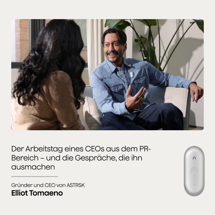 CEO Elliot Tomaeno mit silbernem Plaud NotePin S im Gespräch; rechts Nahaufnahme des KI-Diktiergeräts.