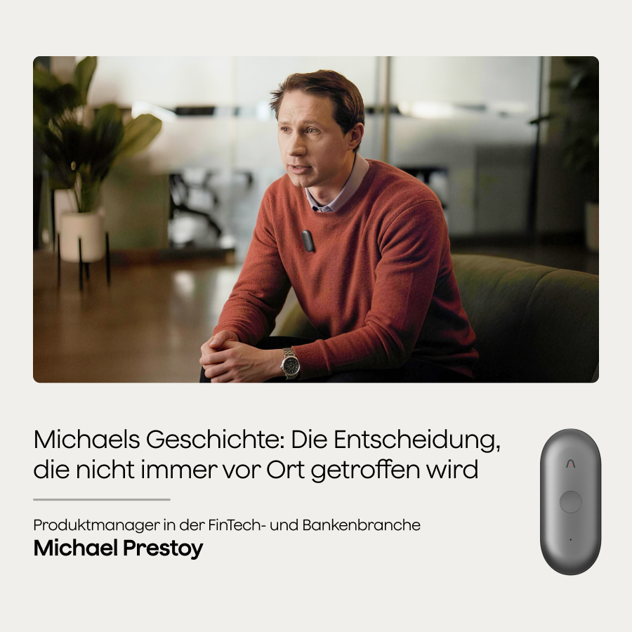 Michael Prestoy trägt einen grauen Plaud NotePin S; Text beschreibt seine Rolle als Produktmanager im FinTech.