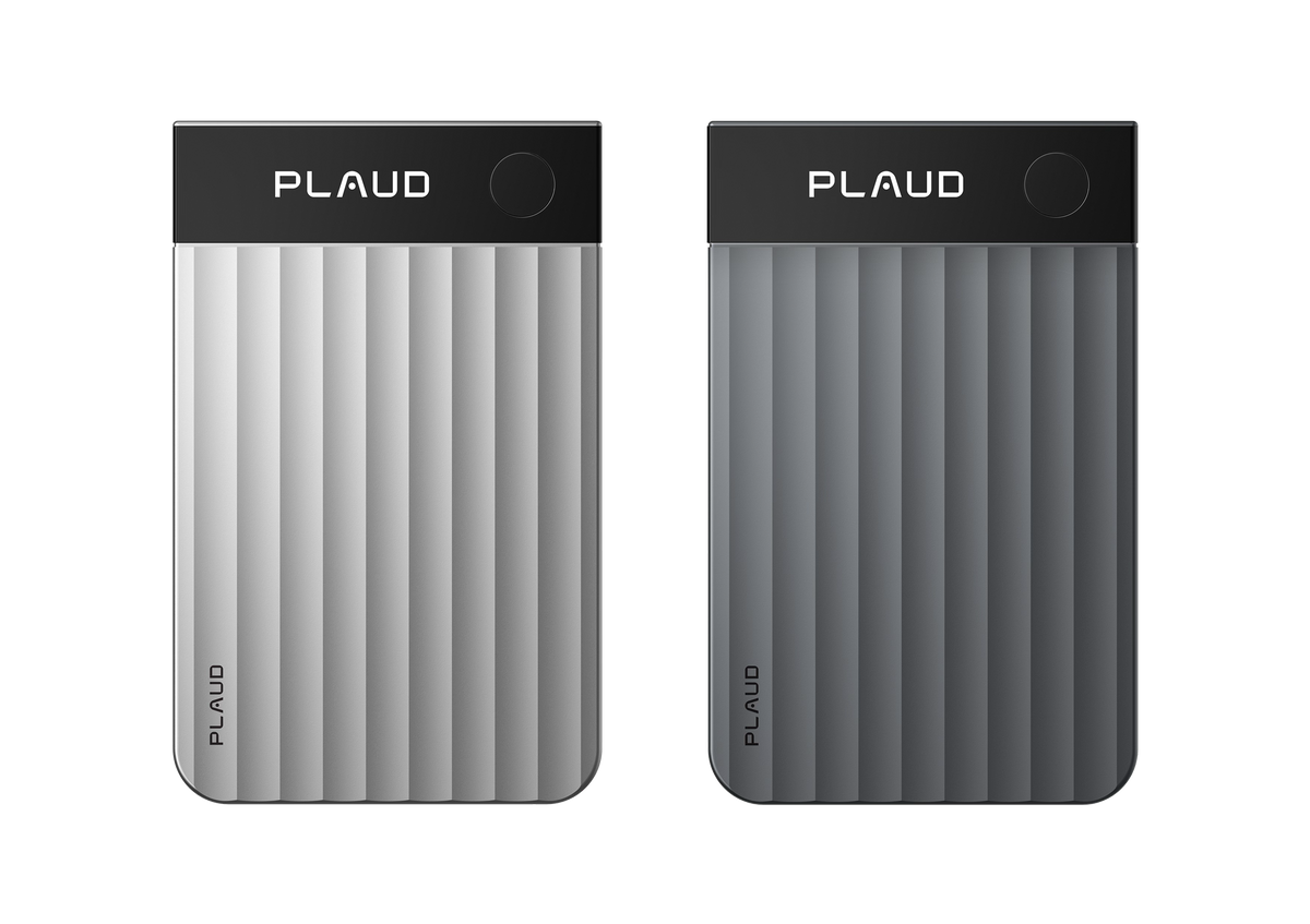 Zwei Plaud Note Pro KI-Diktiergeräte in Silber und Dunkelgrau mit geriffeltem Gehäuse und Display.
