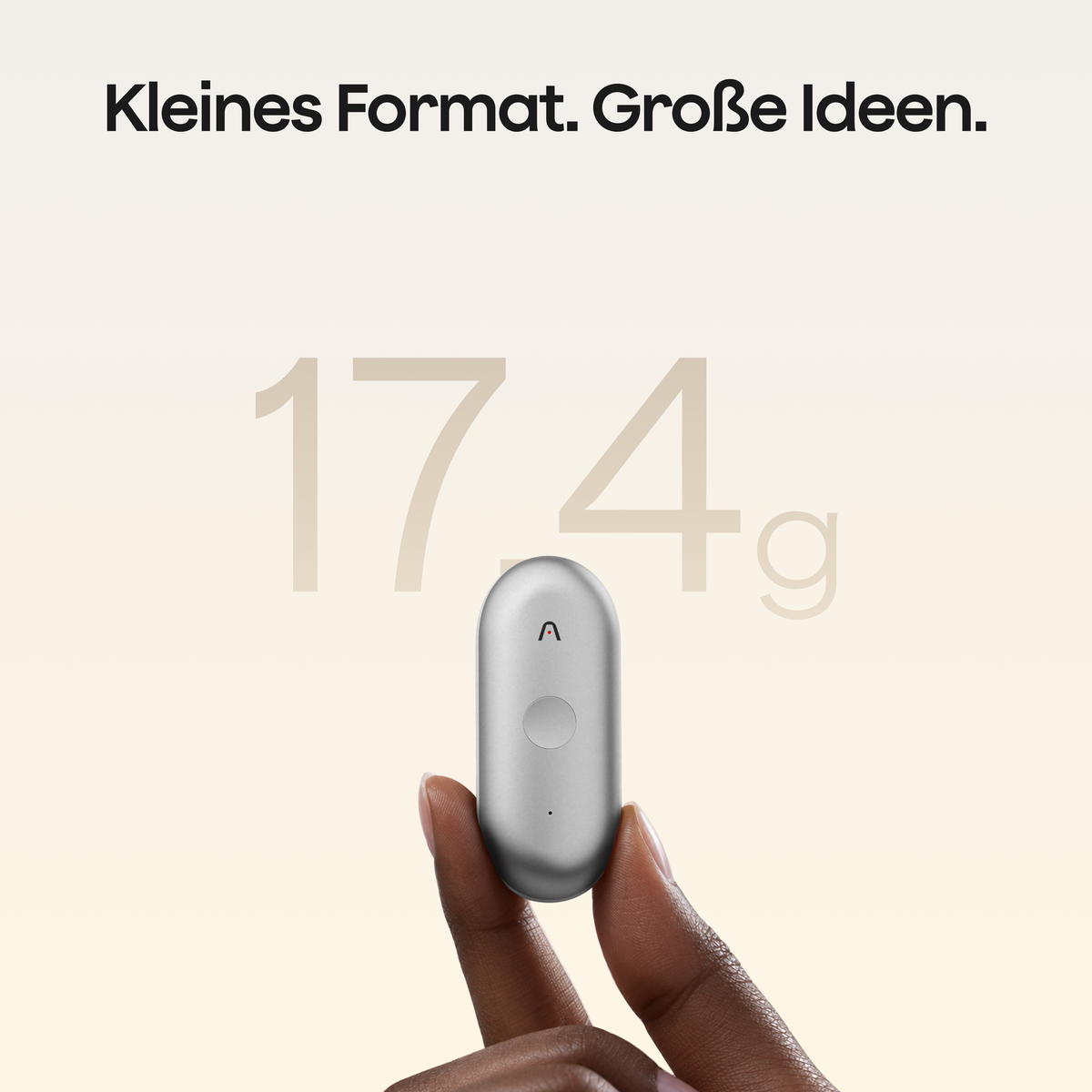 Eine Hand hält den silbernen Plaud NotePin S vor dem Text „Kleines Format. Große Ideen.“ und der Angabe von 17,4 g Gewicht.