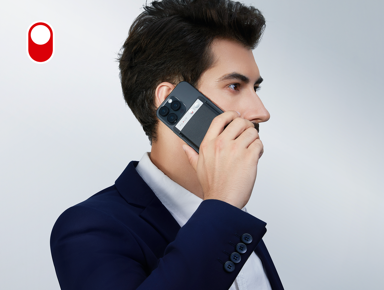 Ein Mann im Anzug nutzt den schwarzen Plaud Note an seinem Smartphone, um ein Telefongespräch aufzuzeichnen.