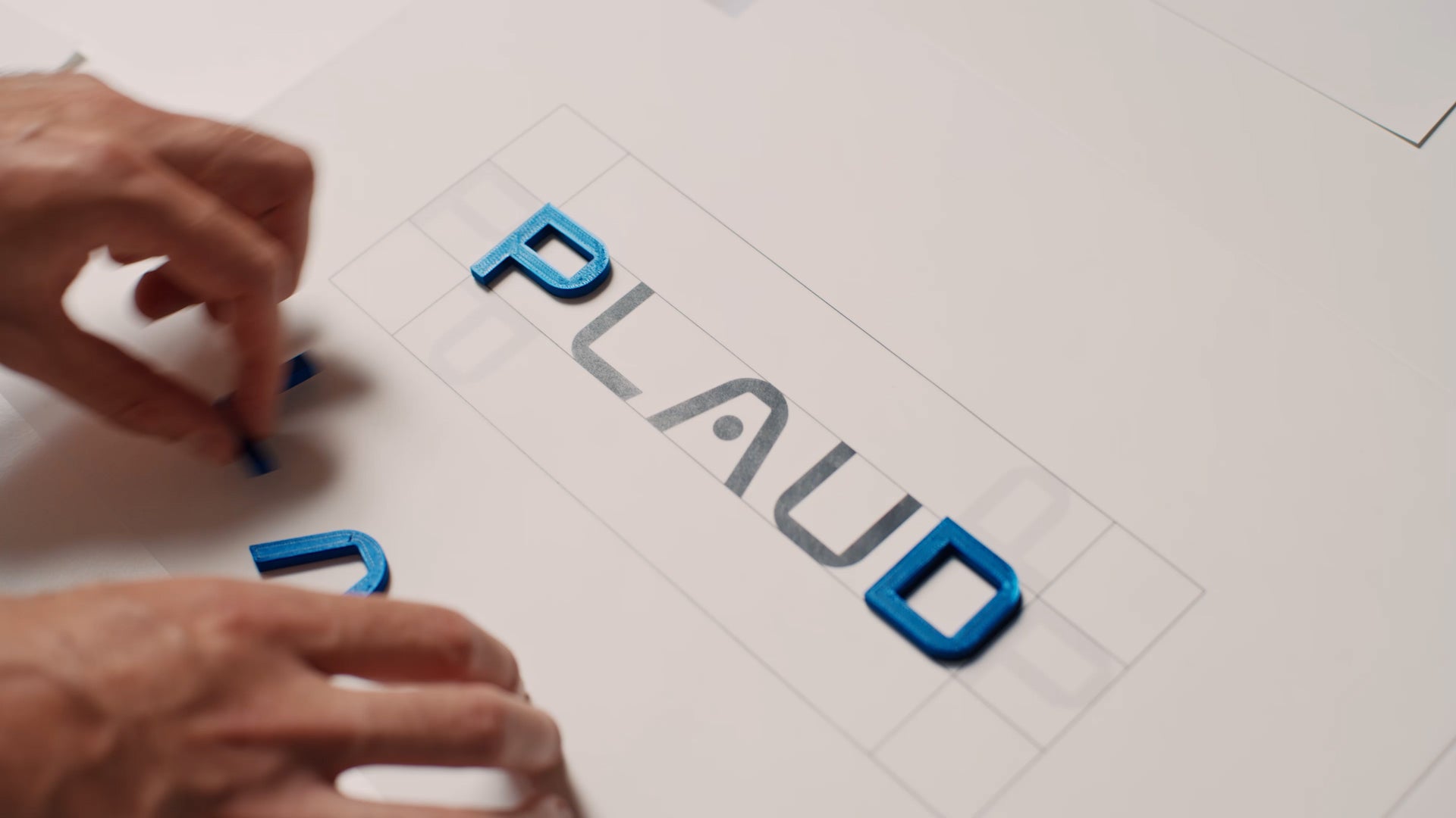 <style>
/* 外层:让整块文字在 Banner 中间 */
.hero-center {
display: flex;
flex-direction: column;
justify-content: center; /* 垂直置中 */
align-items: center; /* 水平置中 */
height: 100%;
text-align: center;
}
/* 主标题样式 */
.xmas-sale {
display: block;
font-size: 50px;
font-weight: 500;
line-height: 1.4;
margin-bottom: 12px;
}
/* 副标题样式(如果之后还要加的话) */
.bfs-desc {
display: block;
font-size: 20px;
font-weight: 100;
line-height: 1.6;
opacity: 0.85;
margin-bottom: 8px;
}
/* 1600px 以下响应式 */
@media screen and (max-width:1600px) {
.xmas-sale {
font-size: 52px;
}
}
/* 768px 以下(手机) */
@media screen and (max-width: 768px) {
.xmas-sale {
font-size: 36px;
}
.bfs-desc {
font-size: 18px;
}
}
</style>
<div class="hero-center">
<span class="xmas-sale">
Schütze deine Privatsphäre.<br>
Hier ist Plaud.
</span>
</div>