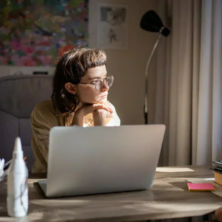 Eine leistungsstarke Frau am Schreibtisch, die ihre ADHS-Symptome hinter einer Maske der Organisation verbirgt.