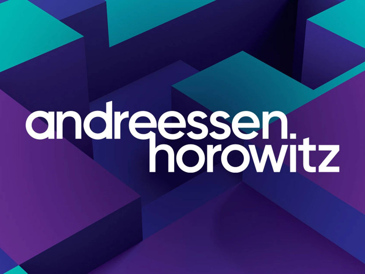 Weißer Andreessen Horowitz Schriftzug vor einem abstrakten Hintergrund aus violetten und blaugrünen 3D-Quadern.