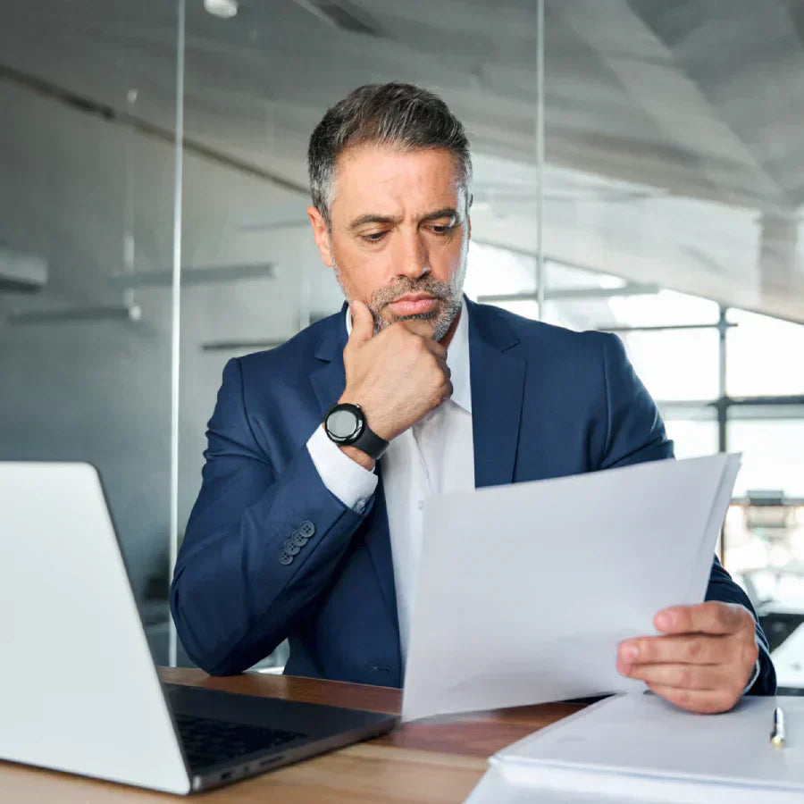 Führungskraft überlegt vor einer wichtigen Entscheidung