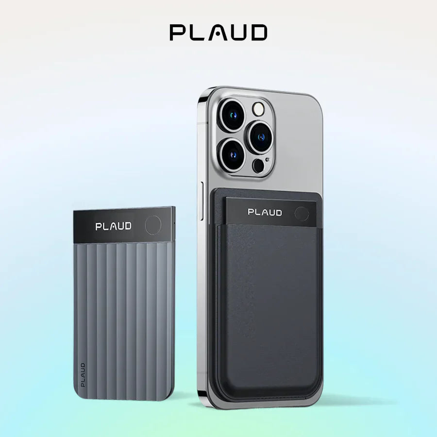 Zwei digitale Geräte mit dem Branding PLAUD, darunter ein smarphone und ein schlankes, kompaktes Design, zusammen in einer modernen Umgebung. Das Bild bezieht sich auf das digitales KI Diktiergerät.