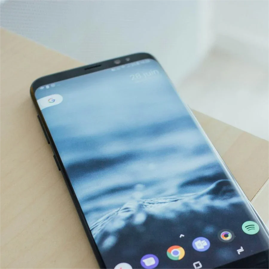 Samsung-Smartphone mit Spracheingabe und Talk-to-Text-Funktion