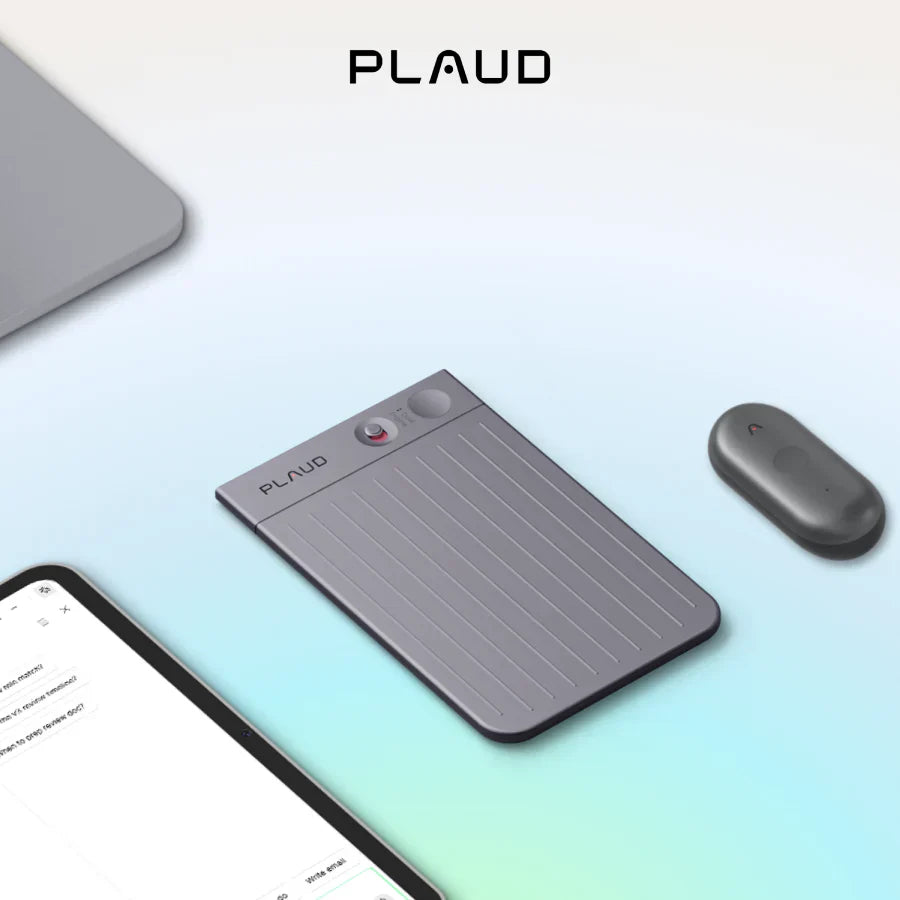 Ein graues KI Diktiergerät mit dem Logo 'PLAUD' und einem daneben liegenden Steuergerät auf einem hellen Hintergrund.