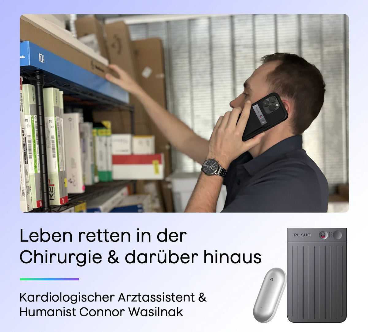 Mann nutzt Plaud Note am Handy; daneben ein silberner Plaud NotePin und ein grauer Plaud Note Pro.