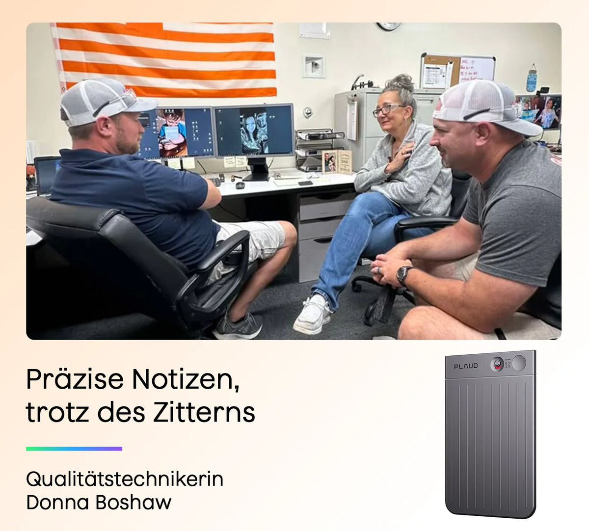 Drei Personen im Büro und ein grauer Plaud Note. Text: Präzise Notizen trotz Zitterns für Donna Boshaw.