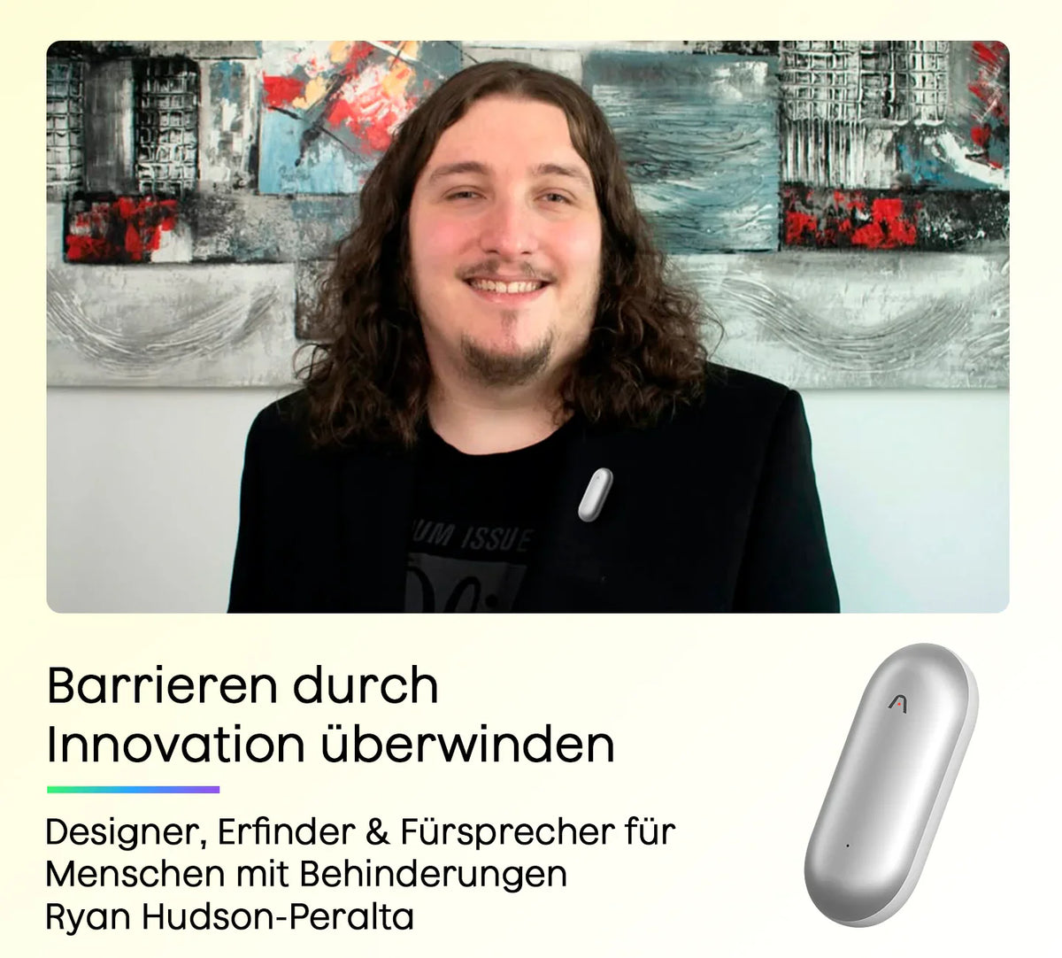 Ryan Hudson-Peralta trägt einen silbernen Plaud NotePin. Text: Barrieren durch Innovation überwinden.