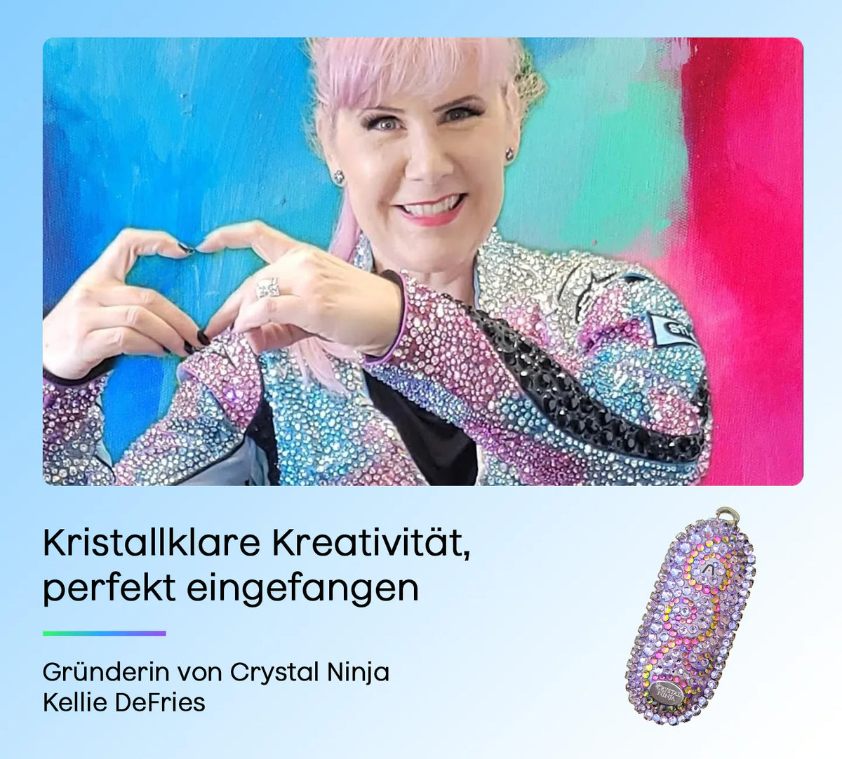 Kellie DeFries neben einem kristallbesetzten Plaud NotePin. Text: Kristallklare Kreativität, perfekt eingefangen.