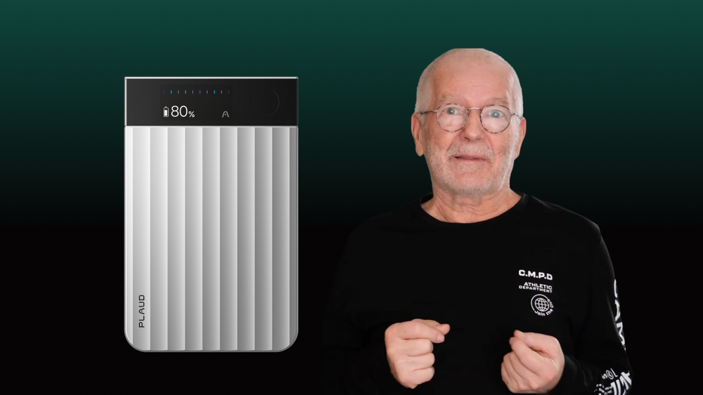Silberner Plaud Note Pro mit Display neben einem älteren Mann mit Brille.