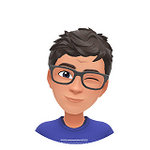 Männlicher Cartoon-Avatar mit Brille und braunem Haar, der zwinkert.