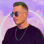 Porträt eines Mannes mit Sonnenbrille und Halskette vor einem violetten Hintergrund mit leuchtendem Ring.