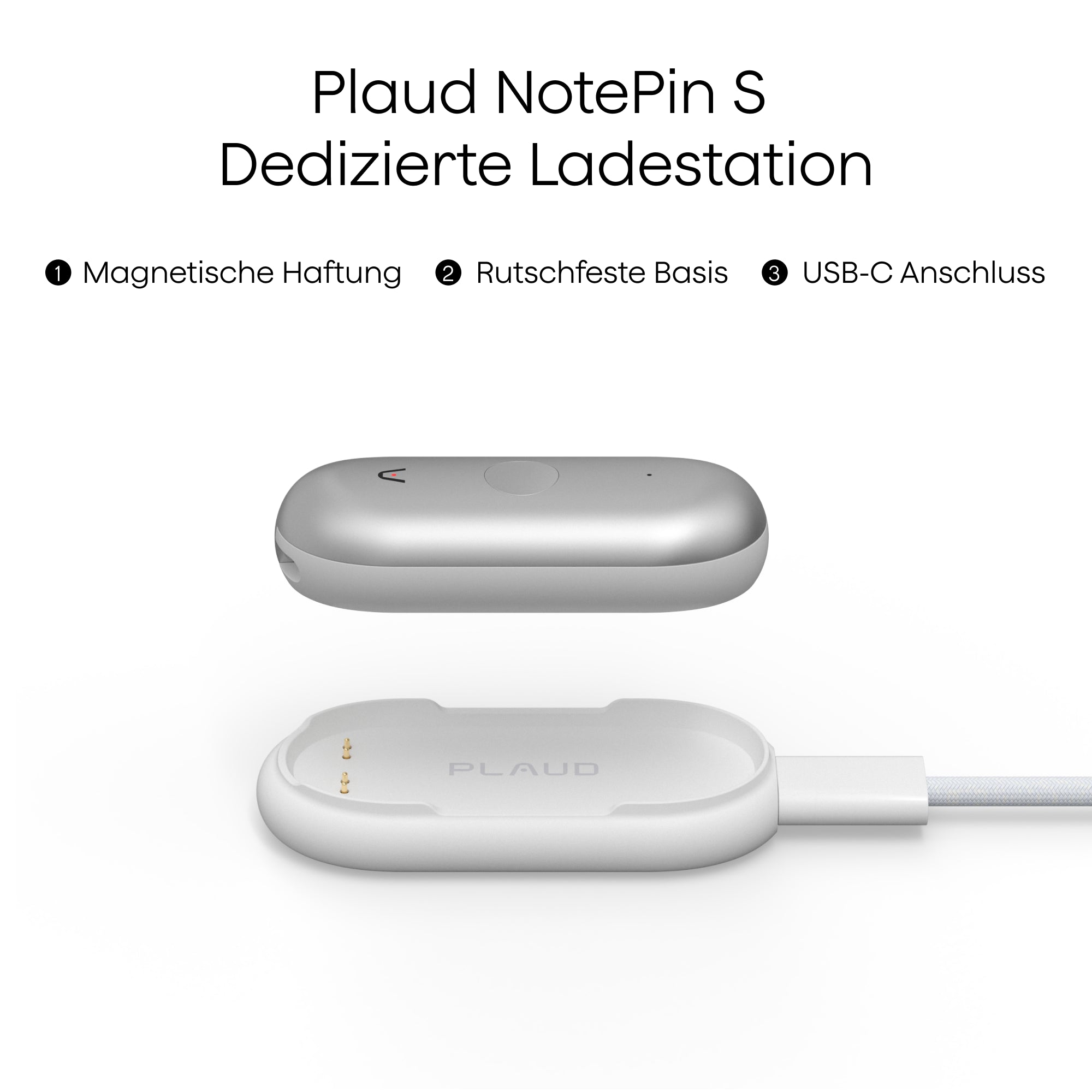 Silberner Plaud NotePin S mit weißer Ladestation: Magnetische Haftung, rutschfeste Basis und USB-C-Anschluss.