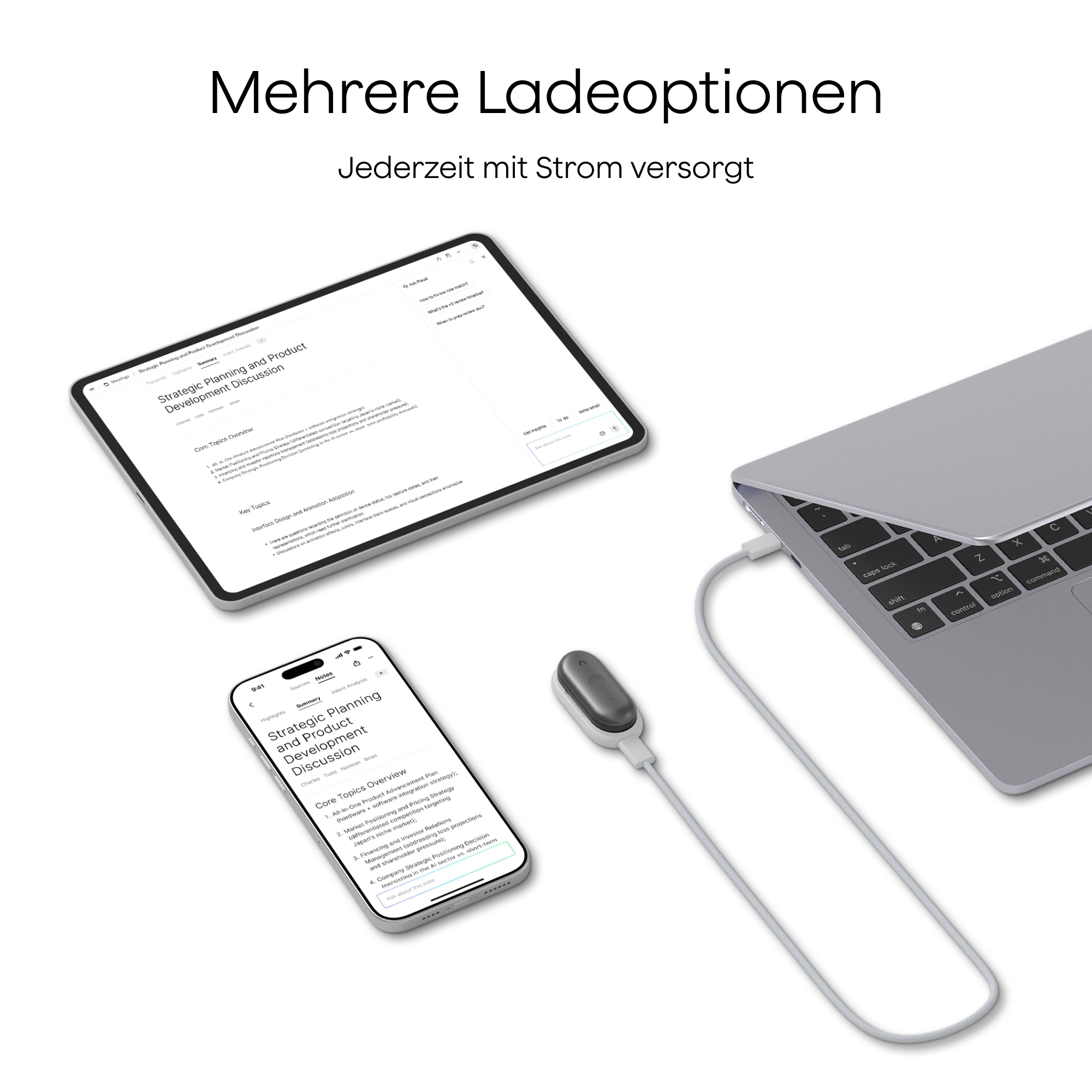 Ein grauer Plaud NotePin S wird am Laptop geladen; Tablet und Smartphone zeigen die Plaud App.