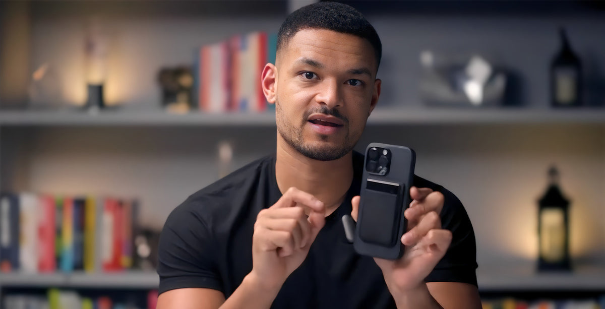 Ein Mann zeigt den schwarzen Plaud Note Pro mit Display und Rillenstruktur auf der Rückseite eines Smartphones.
