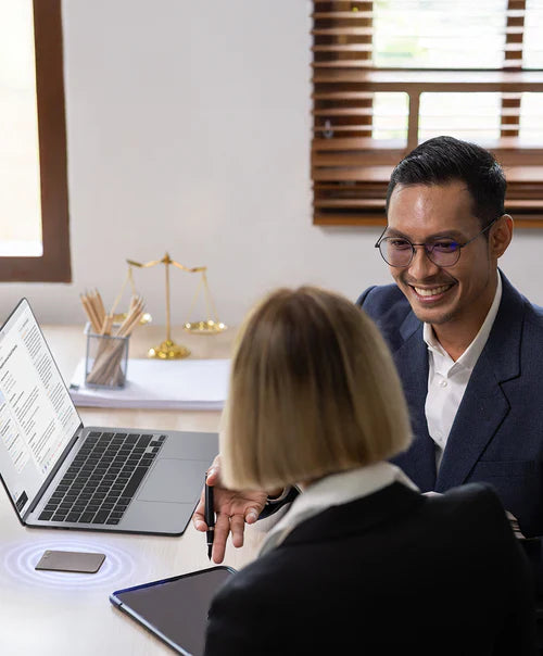 Ein schwarzer Plaud Note zeichnet ein professionelles Gespräch in einem Büro mit Laptop und Tablet auf.