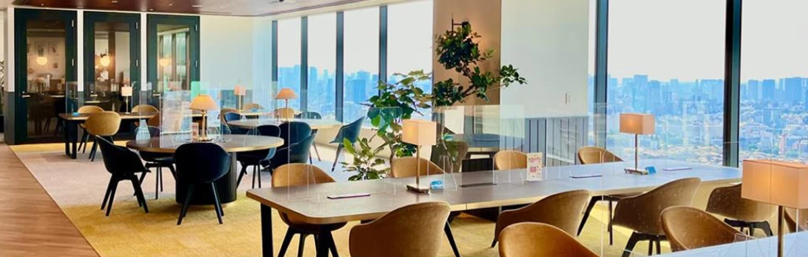 Modernes Büro mit Stadtblick und Holztischen – die perfekte Umgebung für die Nutzung von Plaud AI Voice Recordern.