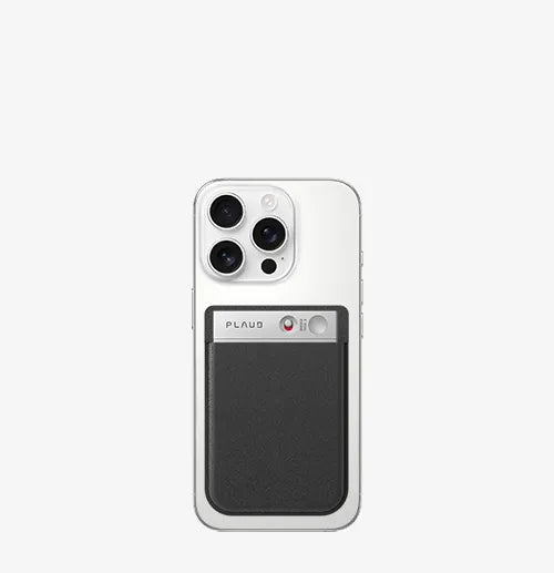 Schwarzer Plaud Note KI-Voice-Recorder in einer Schutzhülle auf der Rückseite eines weißen iPhones.