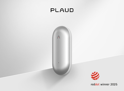 Silberner Plaud NotePin, ein tragbarer KI-Notiznehmer, ausgezeichnet als Red Dot Winner 2025.