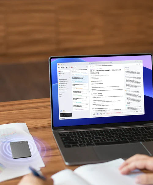 Plaud Note auf einem Schreibtisch neben einem Laptop mit der Plaud Web App und transkribierten Meeting-Notizen.