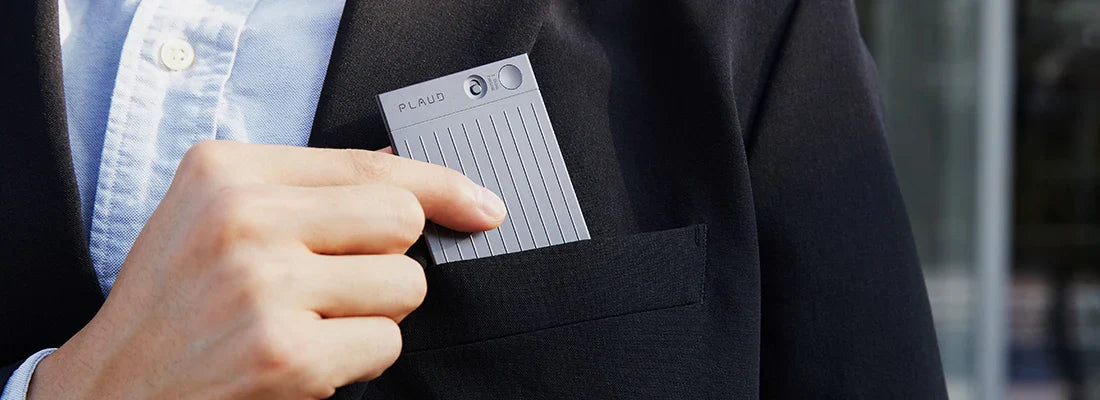 Grauer Plaud Note Pro wird in die Brusttasche eines Sakkos gesteckt.