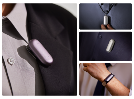 Plaud NotePin in verschiedenen Farben, getragen als Clip am Revers, Halskette und Armband.